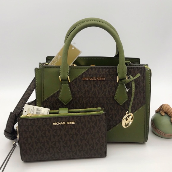 Michael Kors Handbags - NWT Michael Kors Hope MD Set
